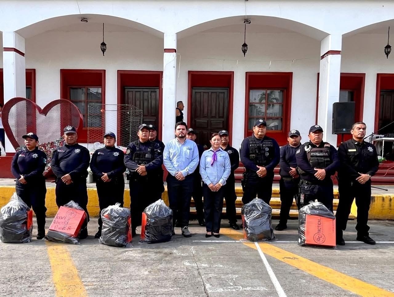 Dotan de uniformes a elementos policiacos - Diario Hola Veracruz